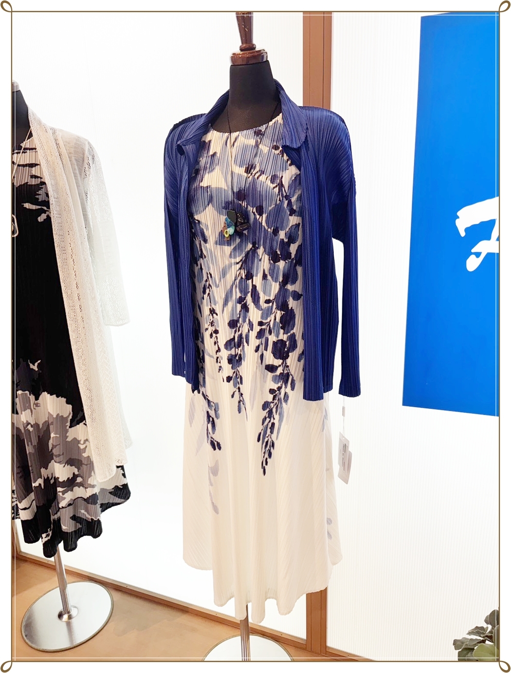 白の透かし編み羽織りを合わせた黒系ワンピースの上品な春コーデ