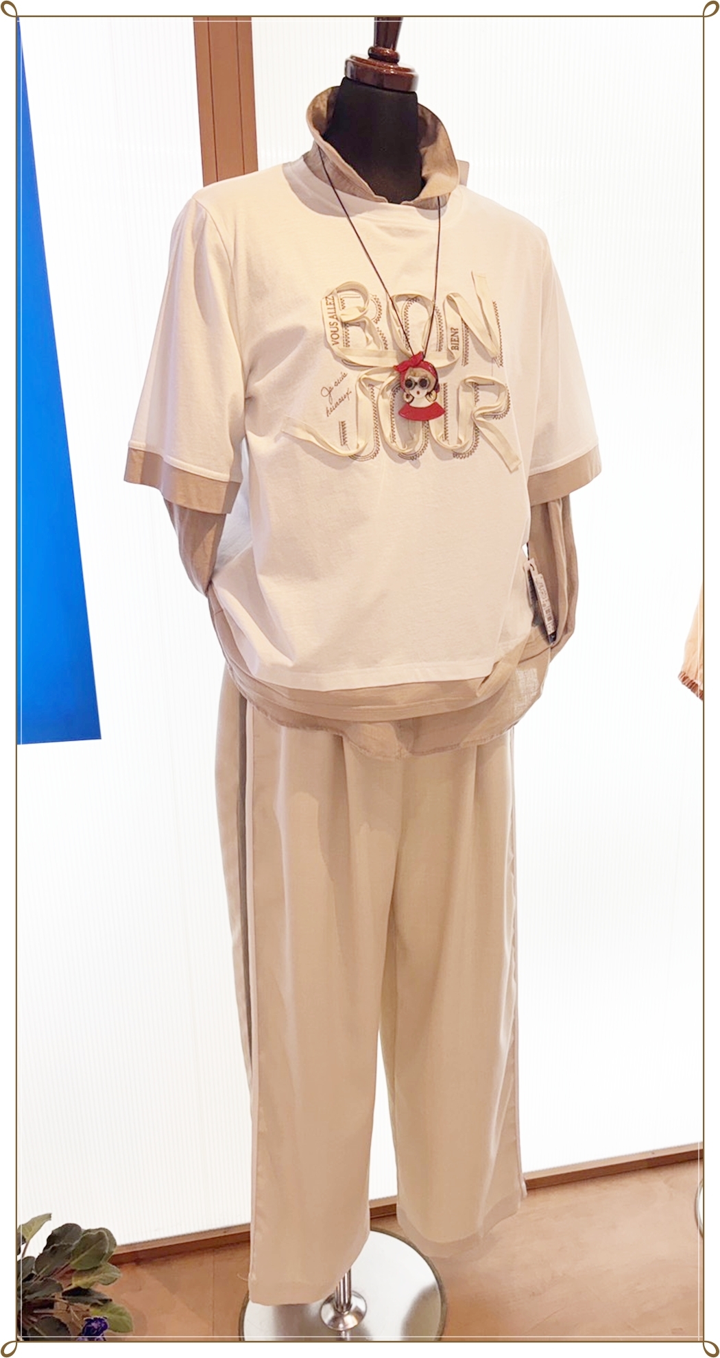 白のトップスとやさしいベージュ系パンツを合わせた軽やかな春のパンツコーデ