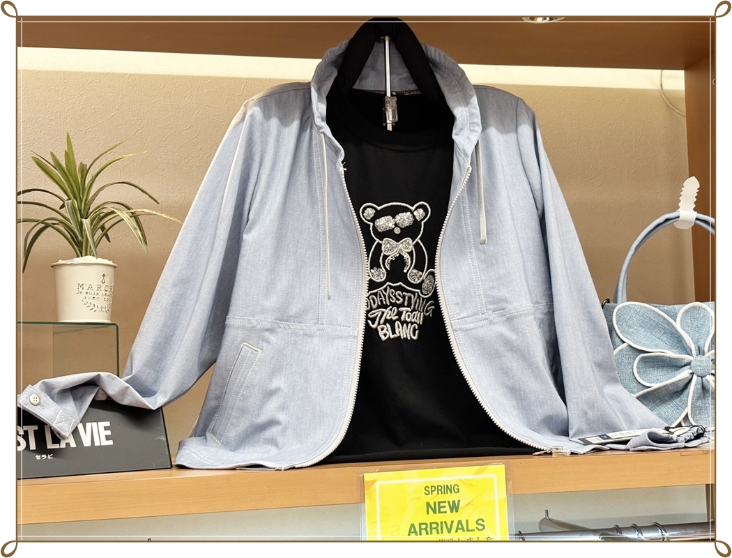 セラビの淡いブルーの羽織りジャケットと黒のインナーを合わせた春コーデ