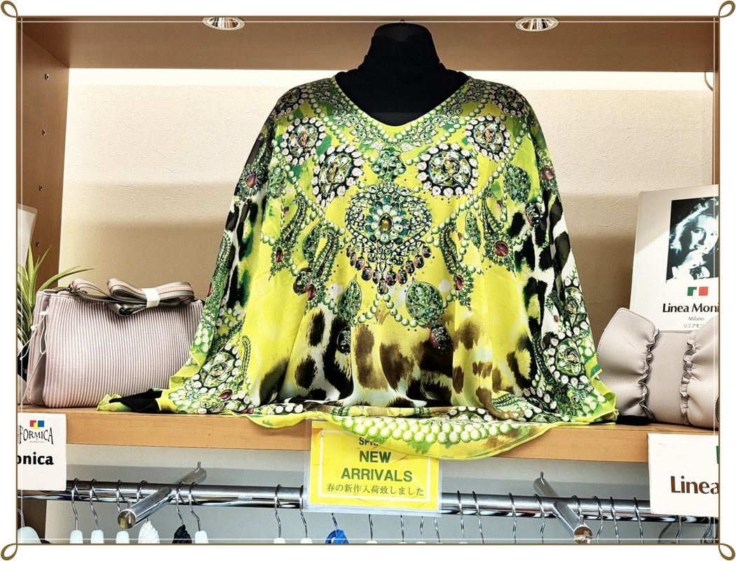 リネアモニカの華やかなグリーン系プリントトップス
