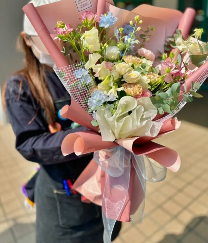 京都市伏見区 フラワーショップKAZ 醍醐店 花束作成