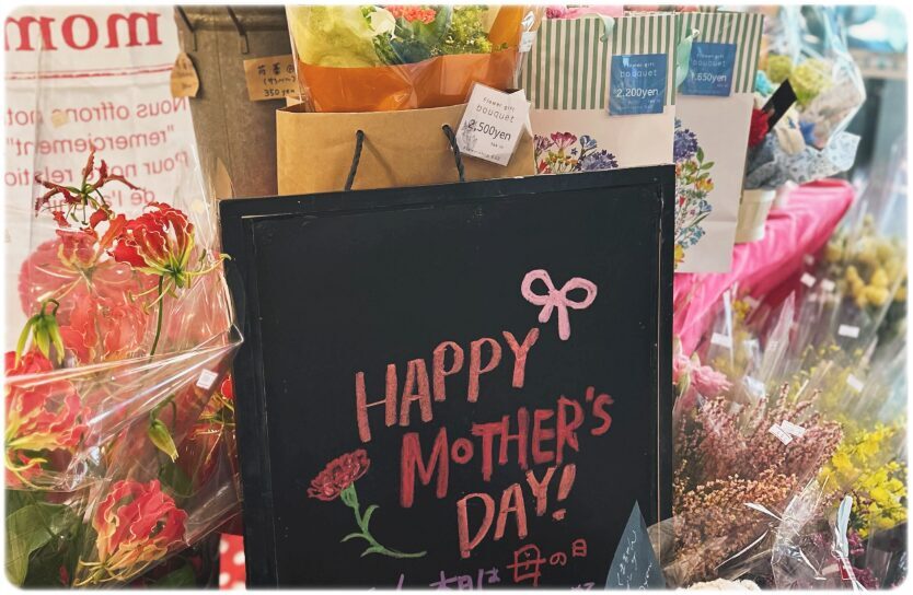 母の日ギフト売場とHAPPY MOTHER'S DAYの黒板ボード