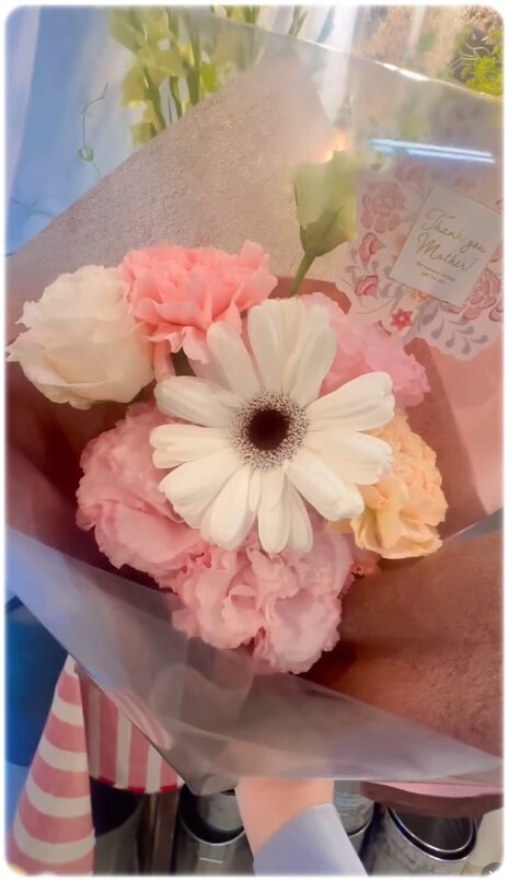 白いガーベラとピンクのカーネーションを使った母の日花束