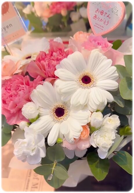 白いガーベラとピンクの花を使った母の日アレンジメント