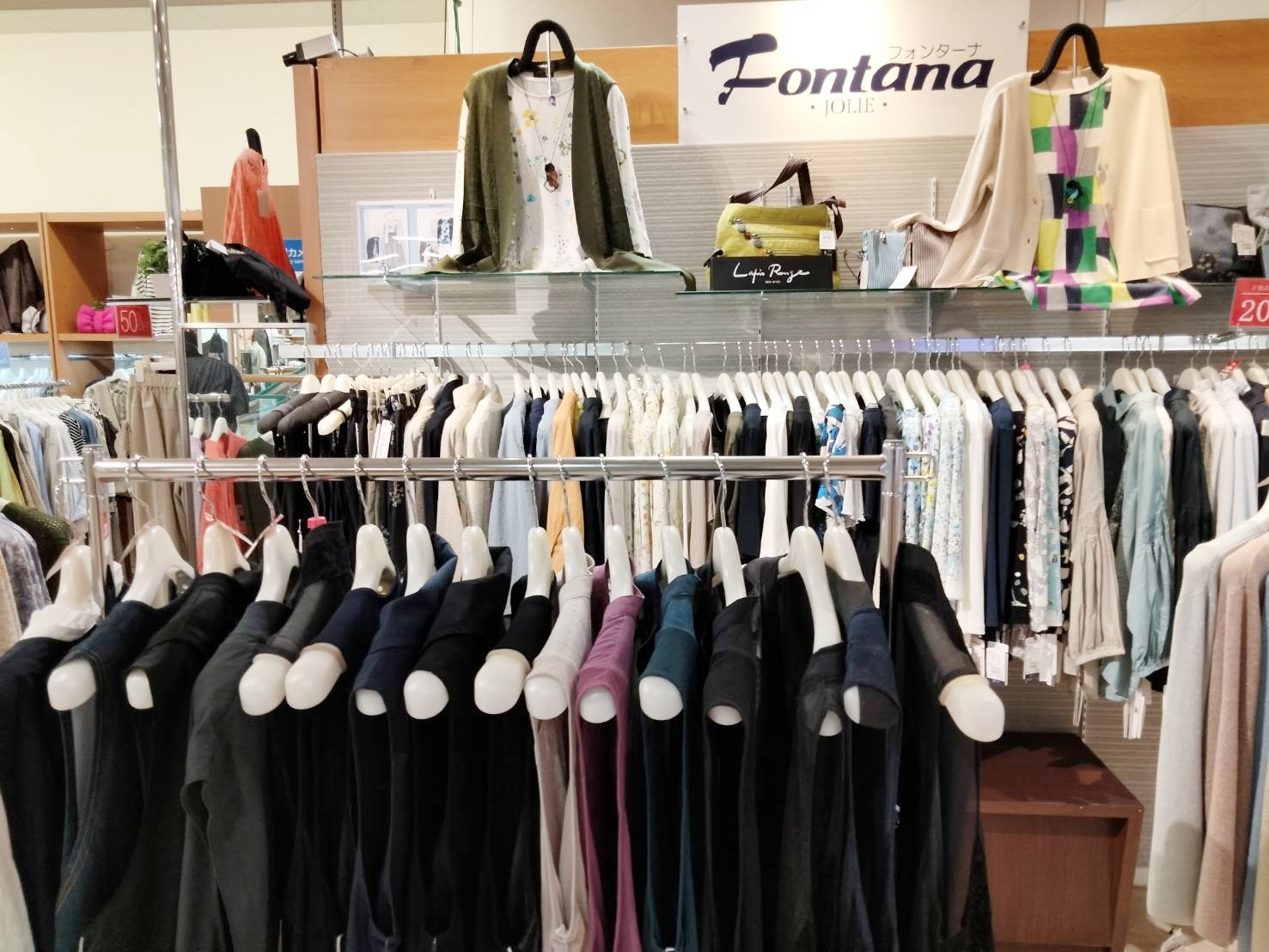 フォンターナ アル・プラザ醍醐店の店内と春夏婦人服売場