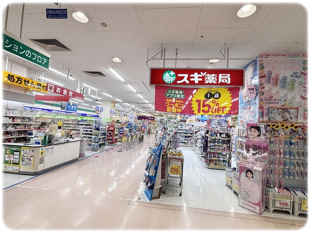 夏の肌悩みを感じる女性のスキンケアイメージ