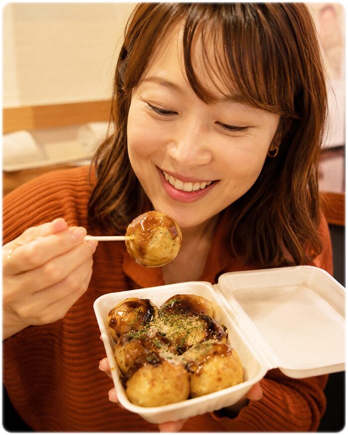 カリカリ博士のたこ焼きを楽しむ女性のイメージ