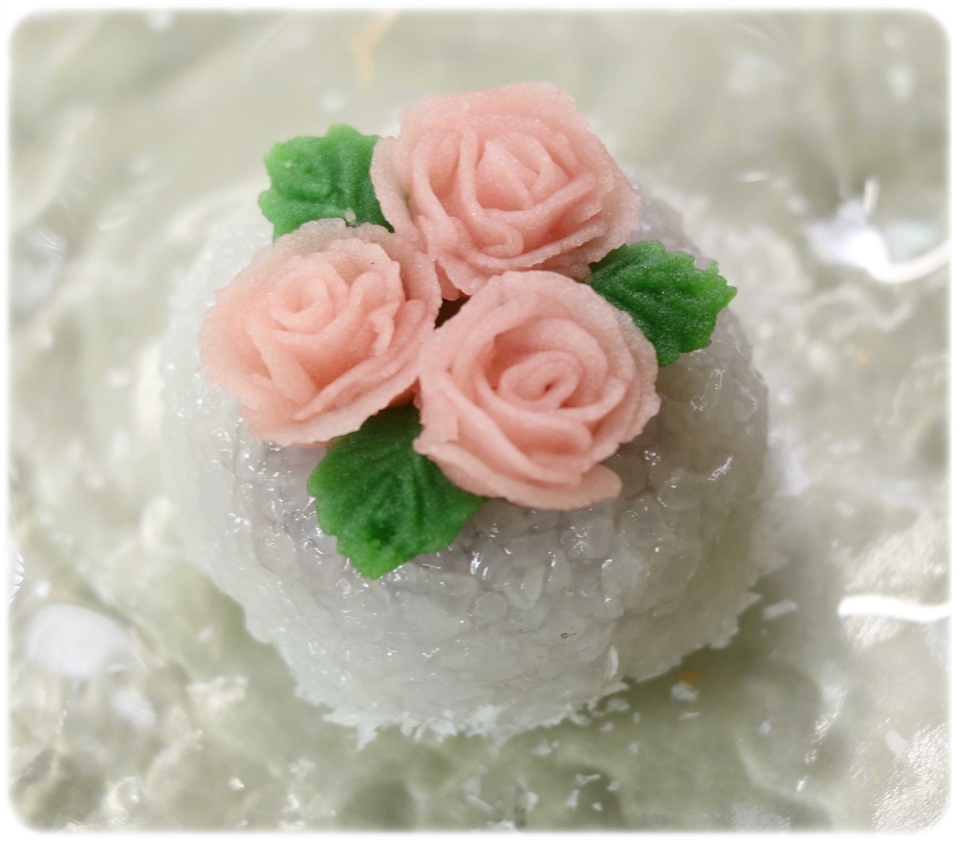 ピンクのお花を飾った山科鳴海餅のお花の和菓子