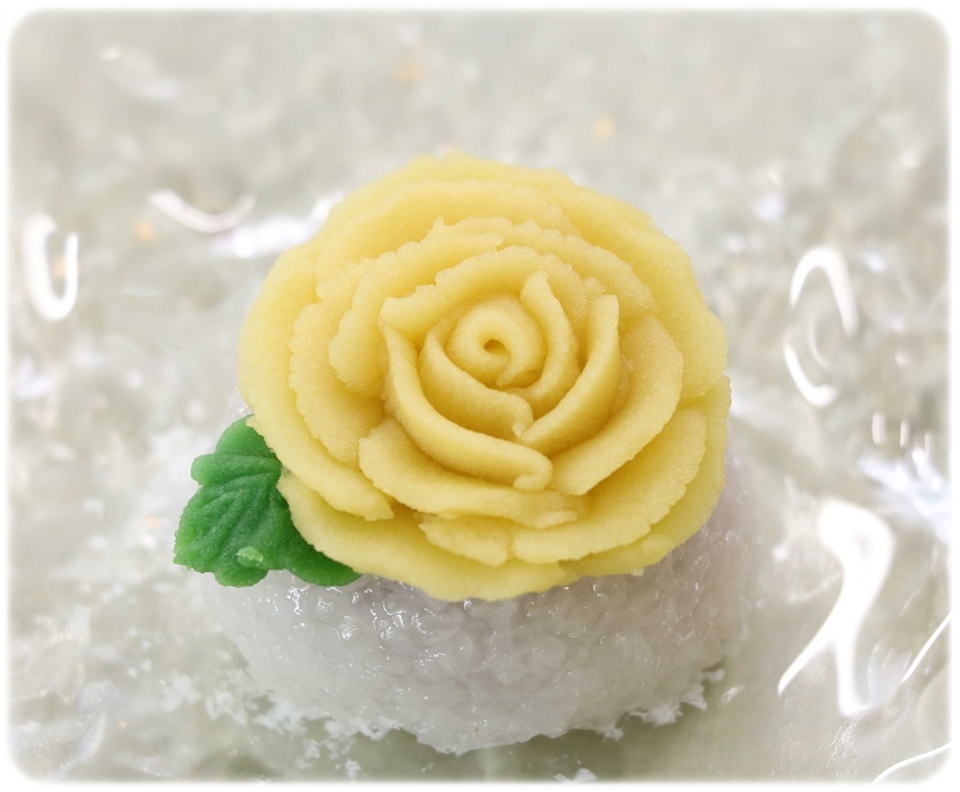 黄色いお花を飾った山科鳴海餅のお花の和菓子