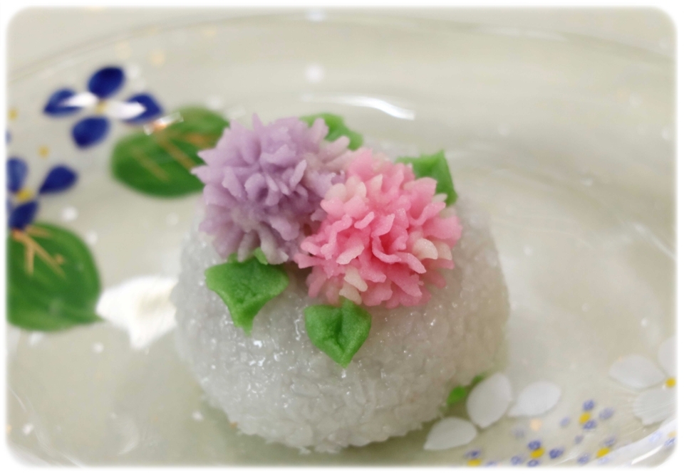 紫とピンクのお花を飾った山科鳴海餅のお花の和菓子