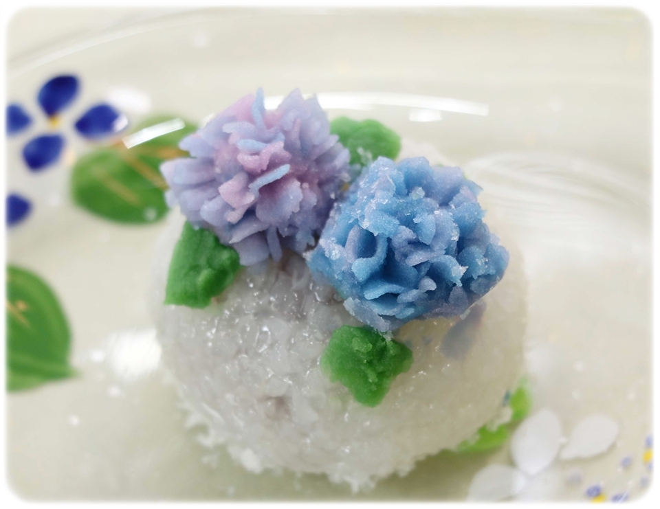 青と紫のお花を飾った山科鳴海餅のお花の和菓子