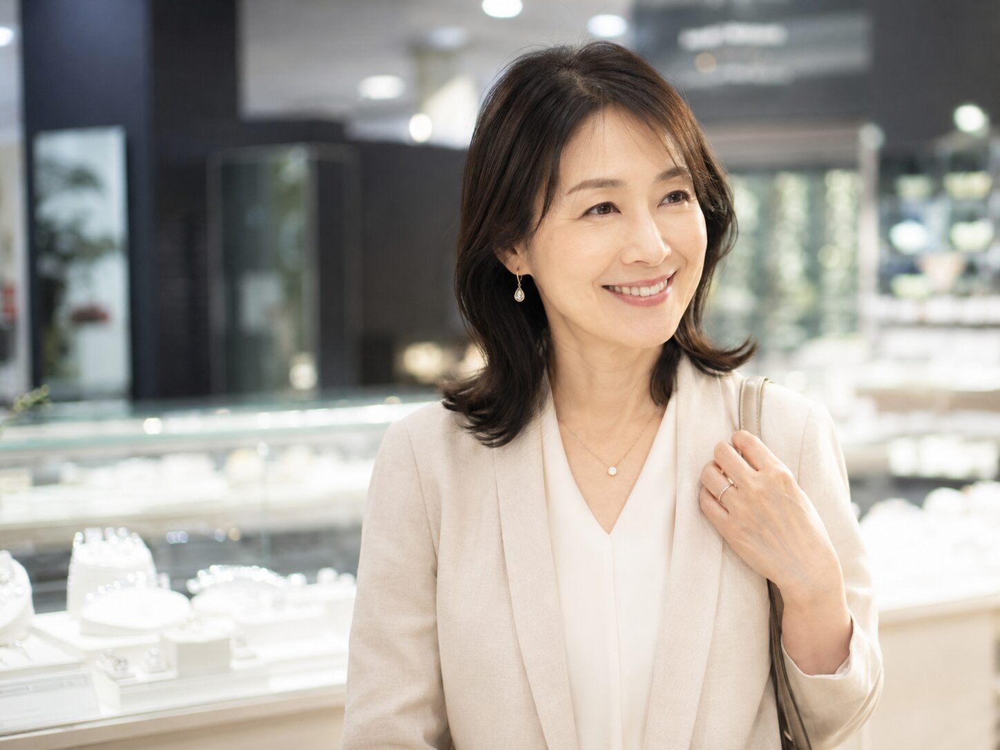 ピアスを選ぶ女性の手元