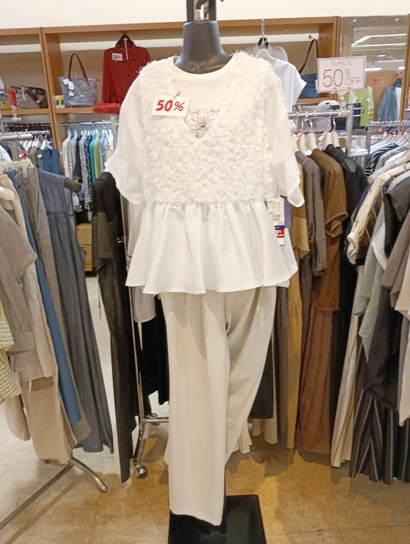 フォンターナ 白のトップスとパンツのコーディネート