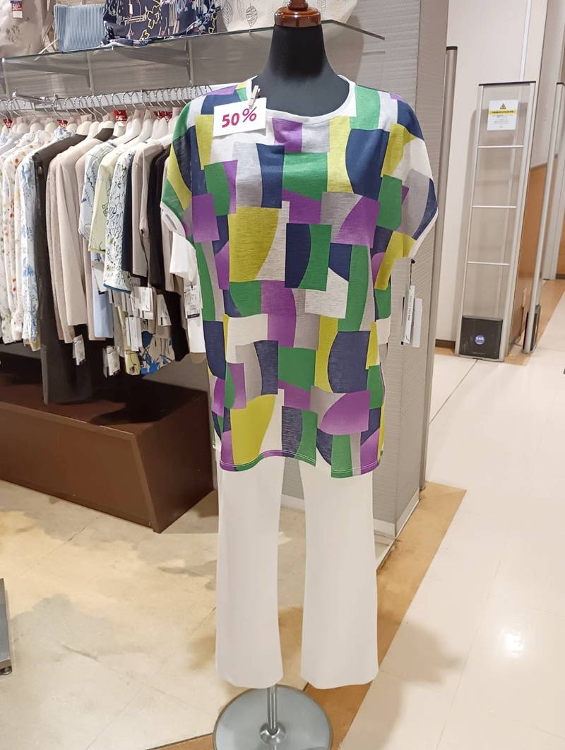 フォンターナ 幾何学柄トップスと白パンツ