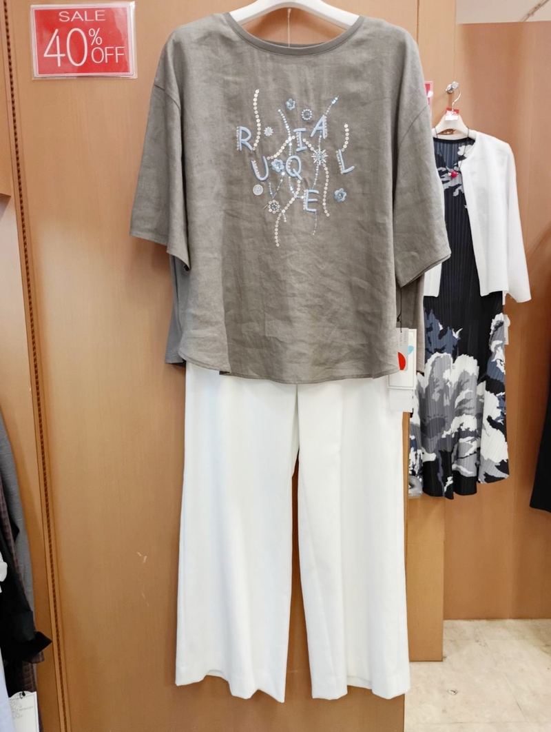 フォンターナ グレーのトップスと白パンツ