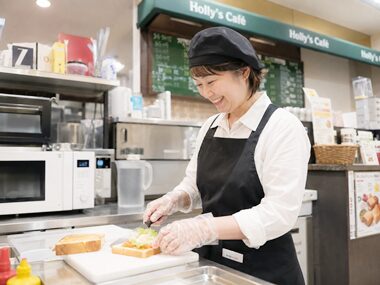 ホリーズカフェでコーヒーを準備する女性スタッフ