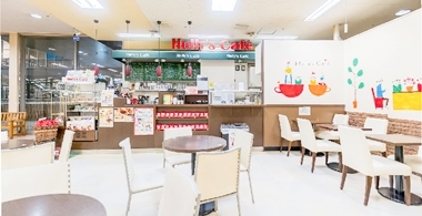 ホリーズカフェで笑顔で働く女性スタッフ