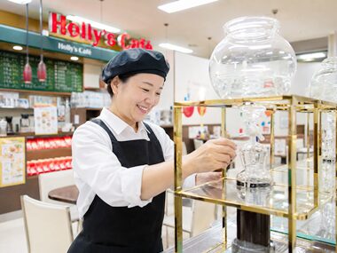 ホリーズカフェで商品を作る女性スタッフ