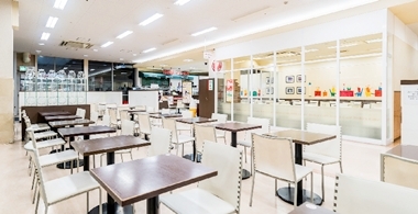 ホリーズカフェで働く女性スタッフ