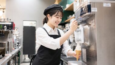 ホリーズカフェで働く女性スタッフ