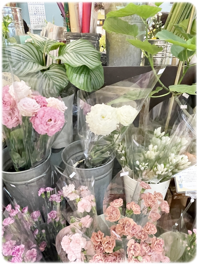 フラワーショップKAZ ピンクや白の切り花