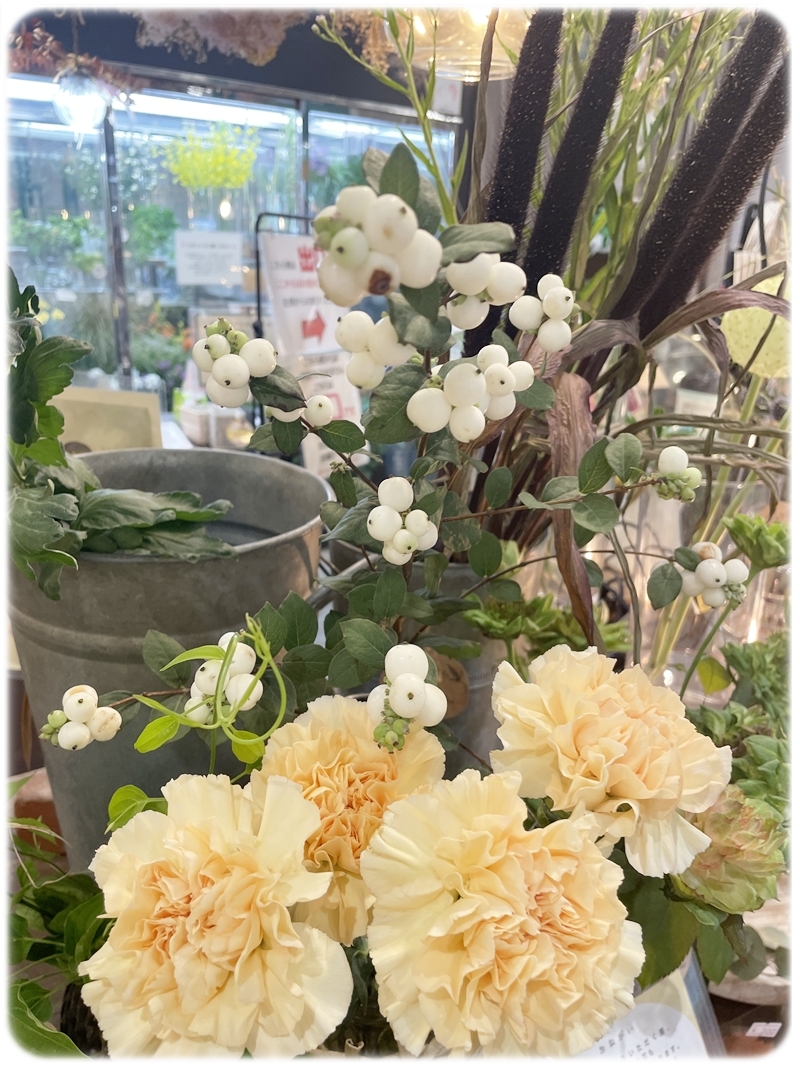フラワーショップKAZ 白い実とやわらかな色のお花