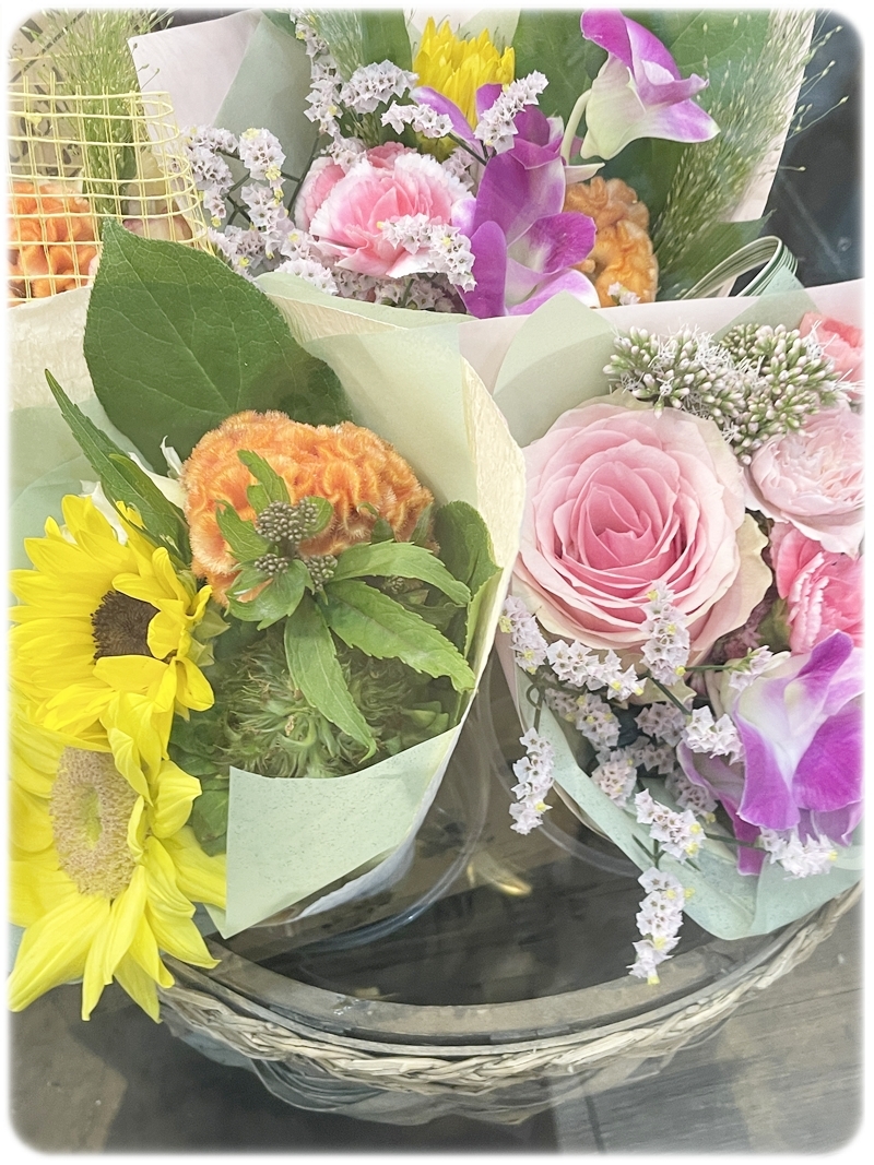 フラワーショップKAZ 色とりどりの花束