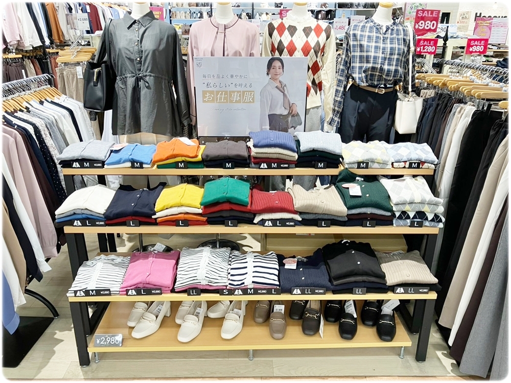 ハニーズ醍醐店 秋の店頭ディスプレイ 色とりどりのトップスとシューズ