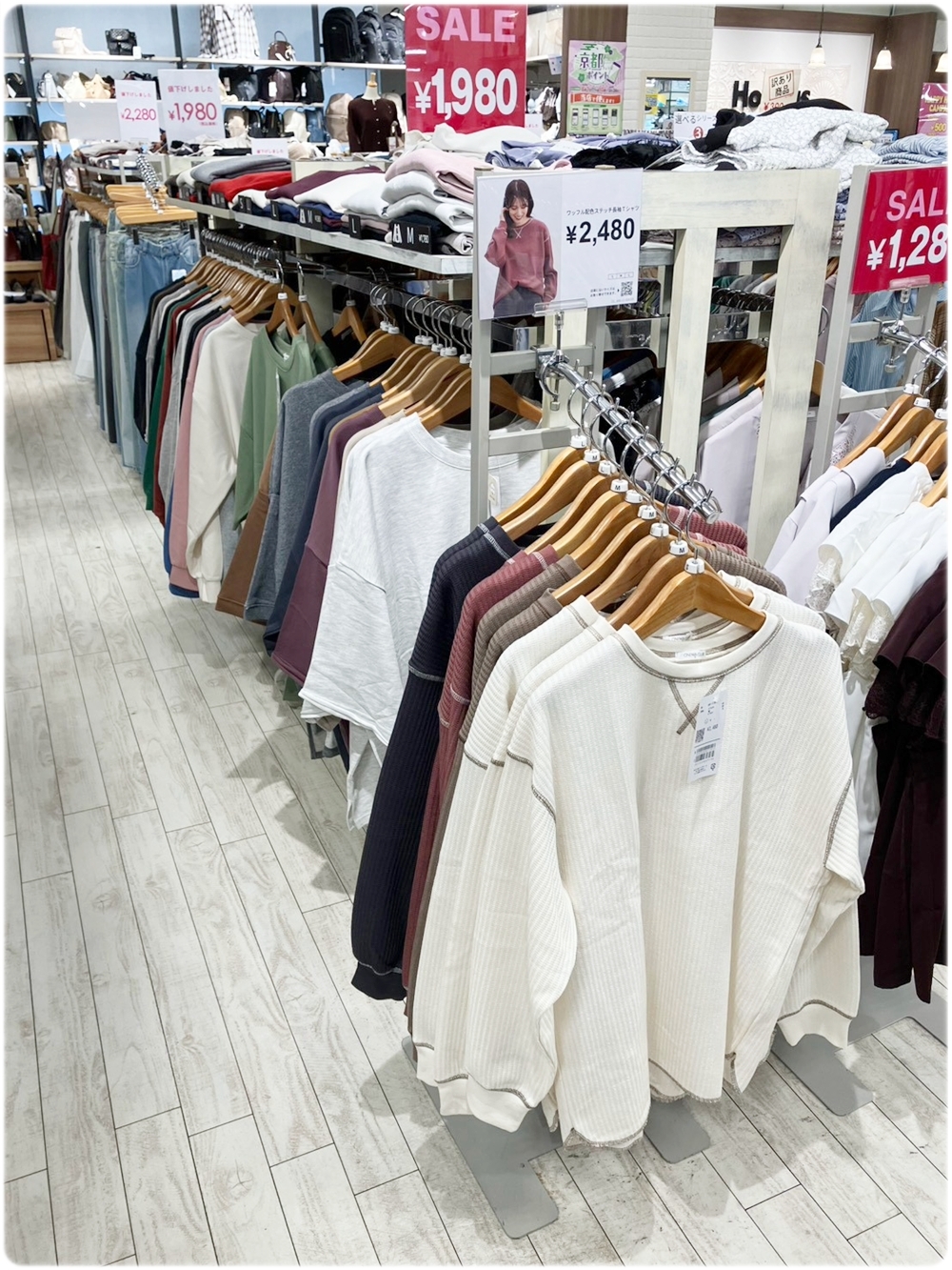 ハニーズ醍醐店 ワッフル長袖Tシャツと秋色トップスが並ぶ売り場