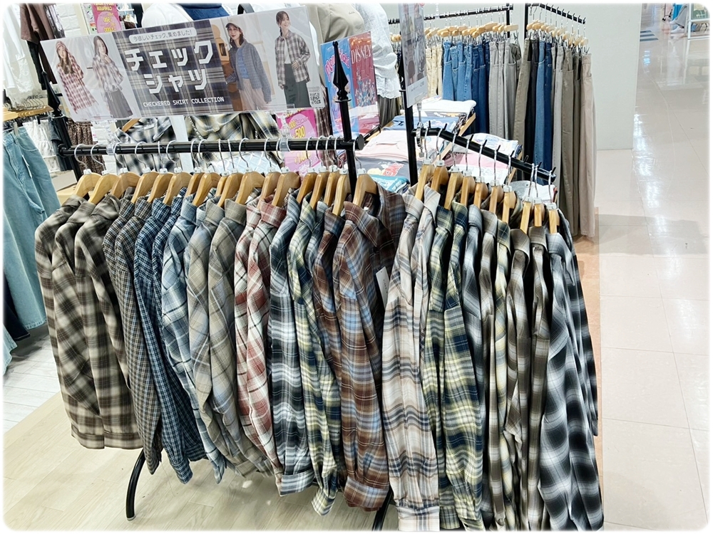 ハニーズ醍醐店 チェックシャツが豊富に並ぶ秋の売り場