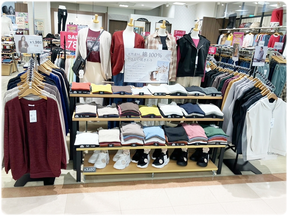 ハニーズ醍醐店 綿100パーセントの案内と秋色トップスの売り場