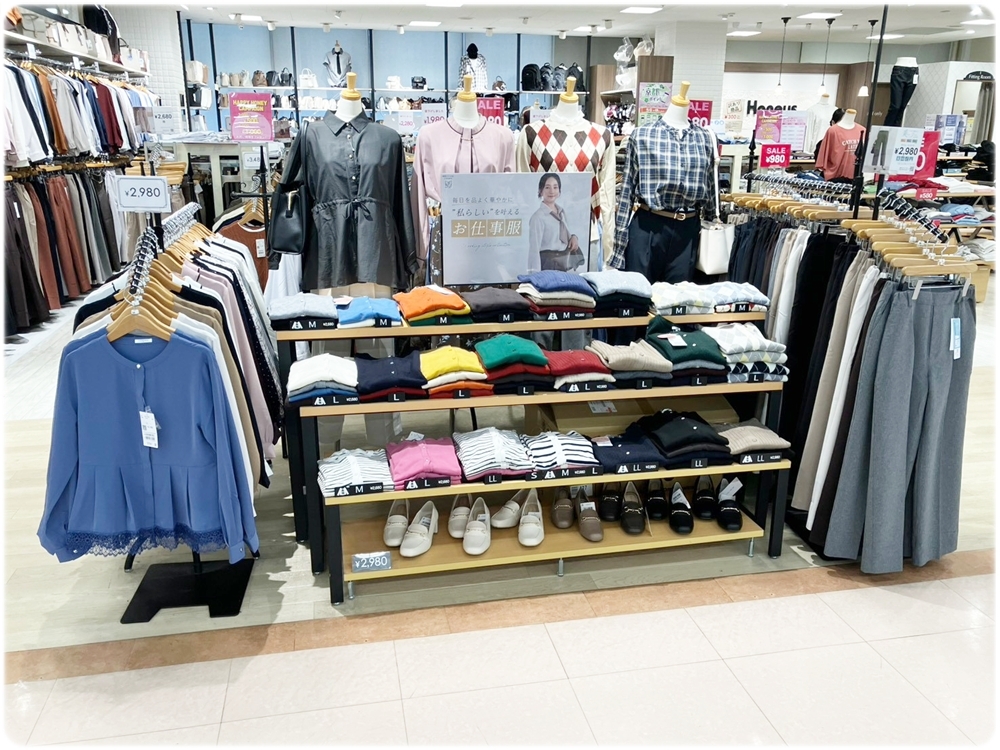 ハニーズ醍醐店 秋仕様の売り場 お仕事服や秋色トップスが並ぶ店内