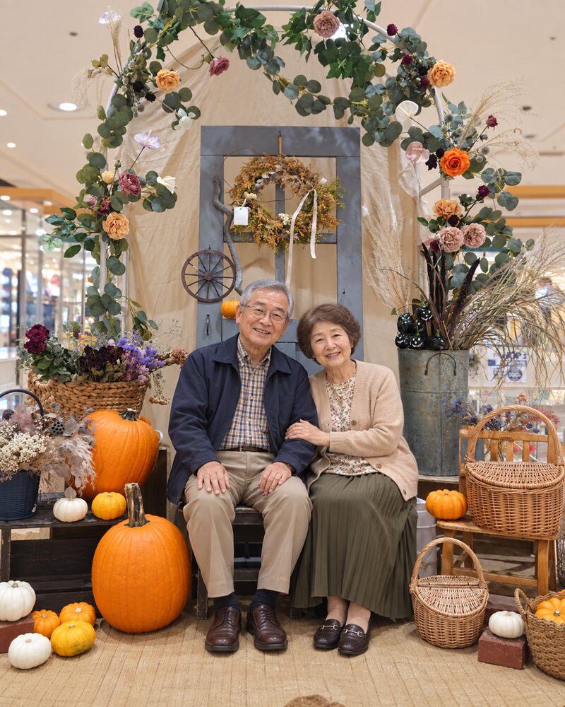フォトスポットで記念撮影をするご夫婦のイメージ