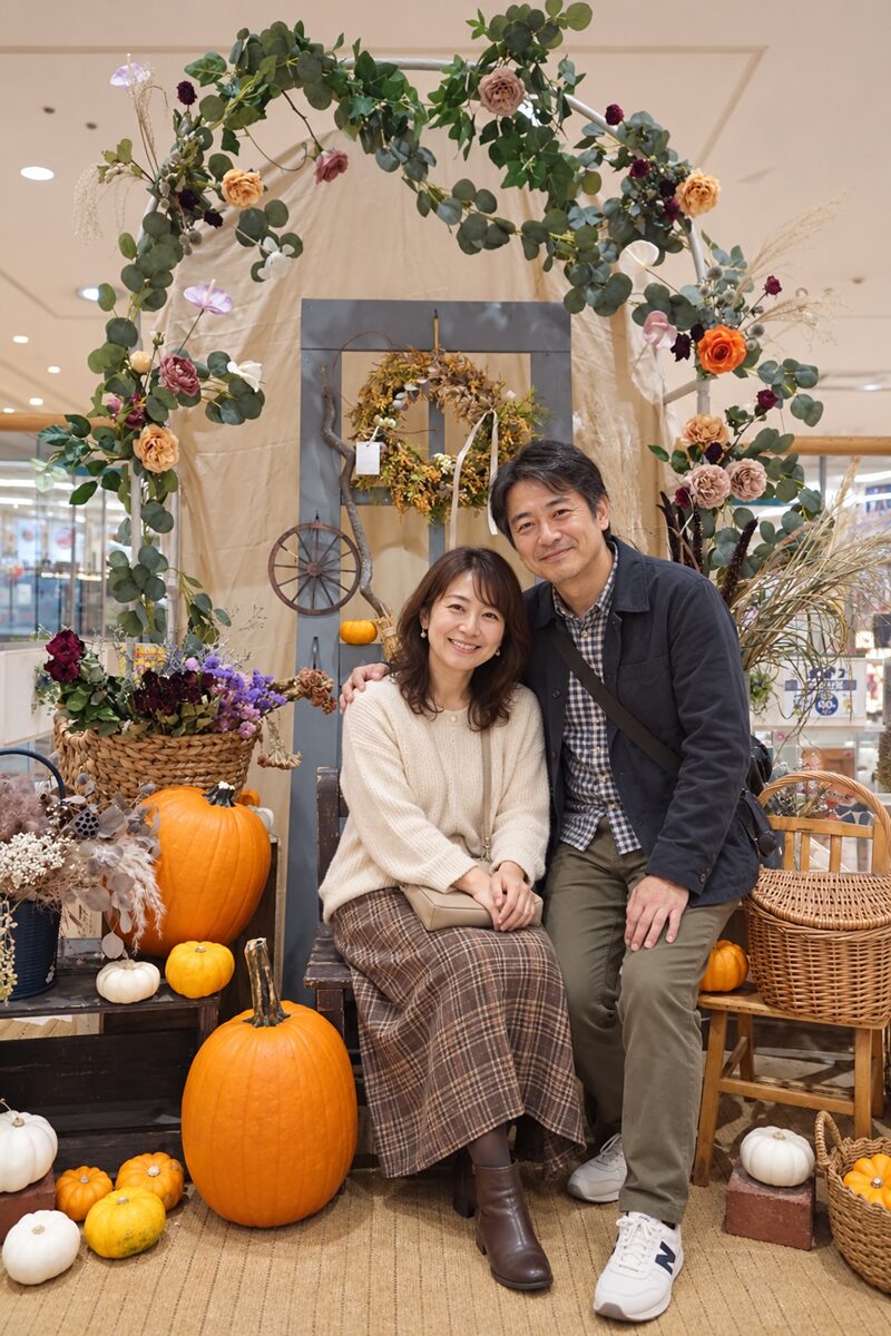 ハロウィンフォトスポットで笑顔の家族写真イメージ
