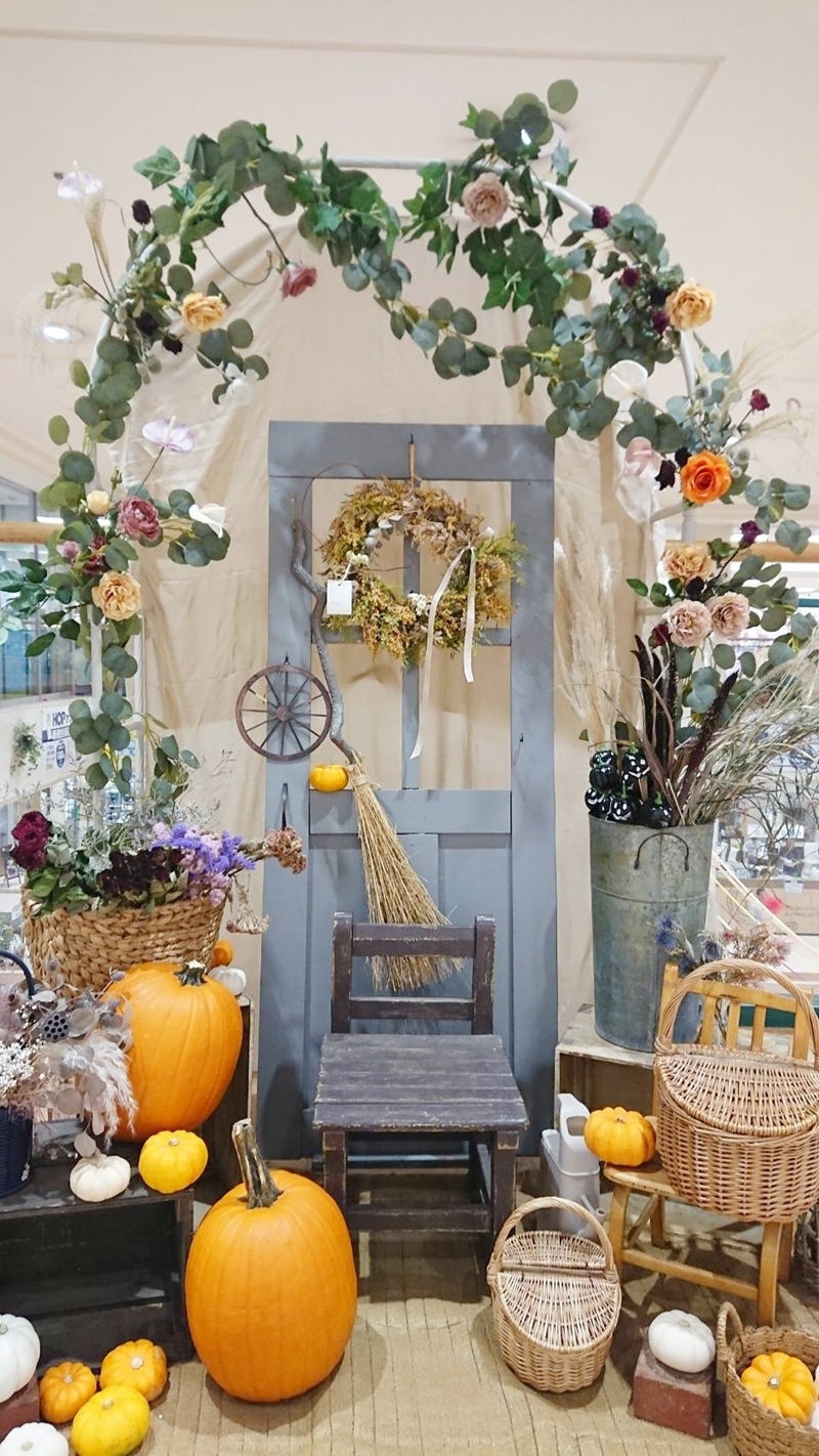 秋色のフラワーアーチとハロウィンの飾り