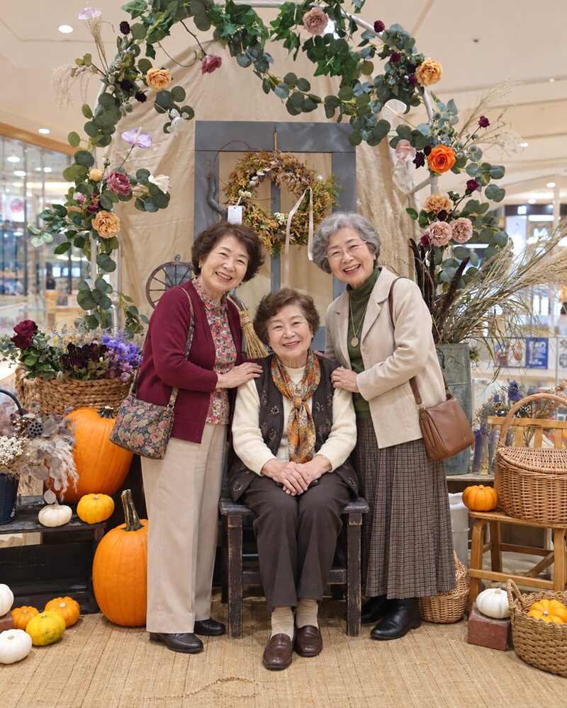 秋のフォトスポットで記念撮影する女性たちのイメージ