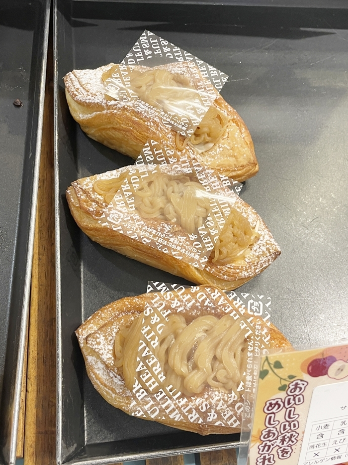 店頭に並ぶ和栗のモンブラン。デニッシュ生地と栗のクリームの様子