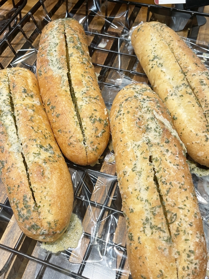 店頭のかごに並ぶ、じゅわっとガーリックフランス