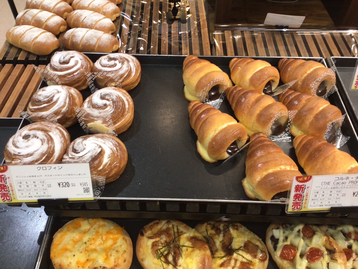 クロフィンとコルネ・チョコが並ぶパリクロアッサンのパン売場