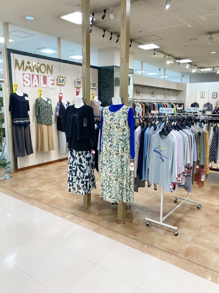 アル・プラザ醍醐2階MANONフジの店頭。トップスやスカート、ワンピースとお買得商品の売場